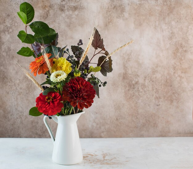 Eleganter Strauß frischer Blumen mit Ährchen auf Tischkopierraum