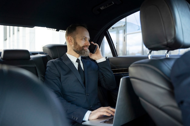 Foto eleganter uber-fahrer, der taxifahrt gibt