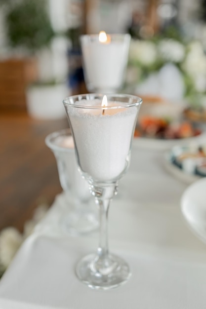 Elegantes Abendessen bei Kerzenlicht, feines Glas, romantisches Ambiente.