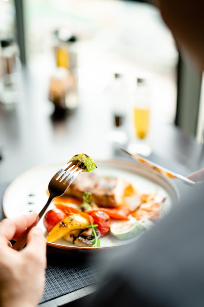 Elegantes Abendessen für zwei Personen im Restaurant.