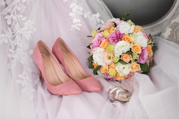 Elegantes accesorios de boda de la novia en la mañana del día de la celebración