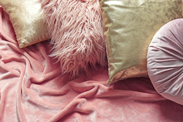 Elegantes almohadas y cuadros en la cama sobre la vista