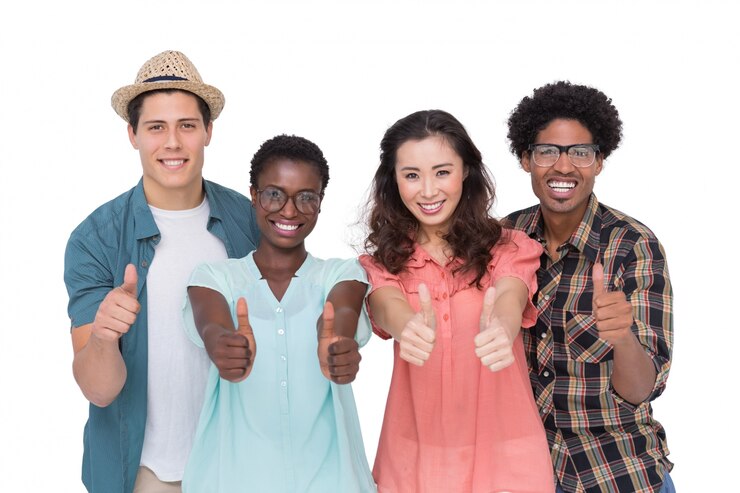 Foto elegantes amigos sorrindo para a câmera juntos