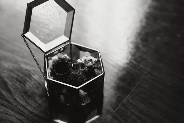 Elegantes anillos de boda para la novia y el novio en un fondo negro con reflejos, macro, enfoque selectivo