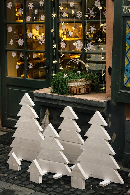 Foto elegantes árboles de navidad de madera simples y decoración de celebración de luces de guirnalda para vacaciones en la ciudad