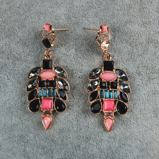 Elegantes aretes con piedras