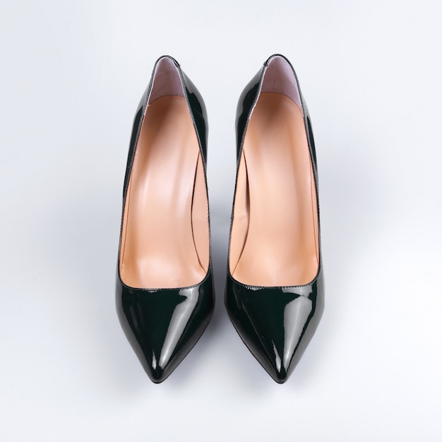 Elegantes y caros zapatos de mujer de tacón negro