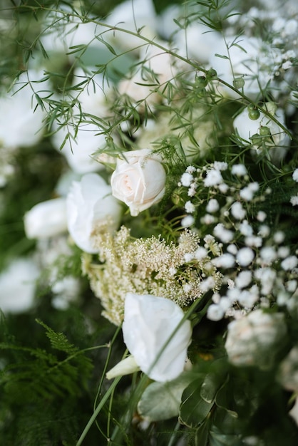 elegantes decoraciones de boda hechas de flores naturales y elementos verdes.