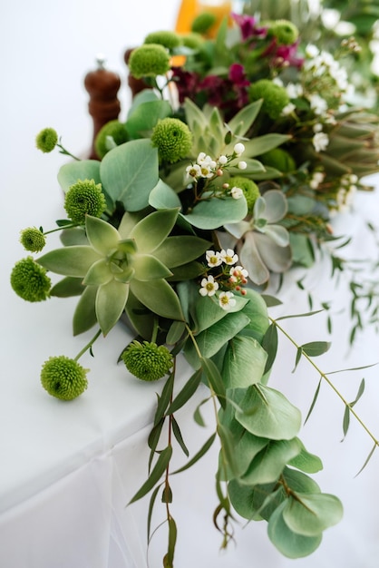 Foto elegantes decorações de casamento feitas de flores naturais e elementos verdes