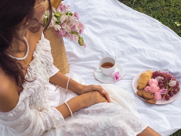 Elegantes detalles de primer plano de picnic boho en el parque