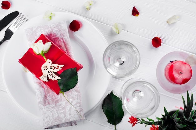 Elegantes Feiertagsgedeck mit rotem Bandgeschenk