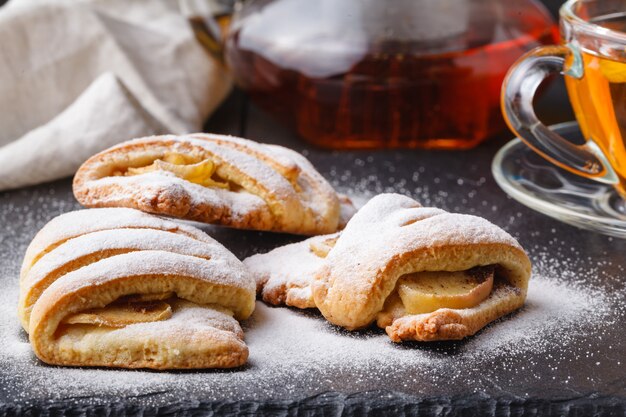 Elegantes frisches Frühstück: Tee mit Zitrone und Gebäck