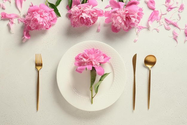 Elegantes Frühlingsgedeck mit rosafarbenen Pfingstrosen