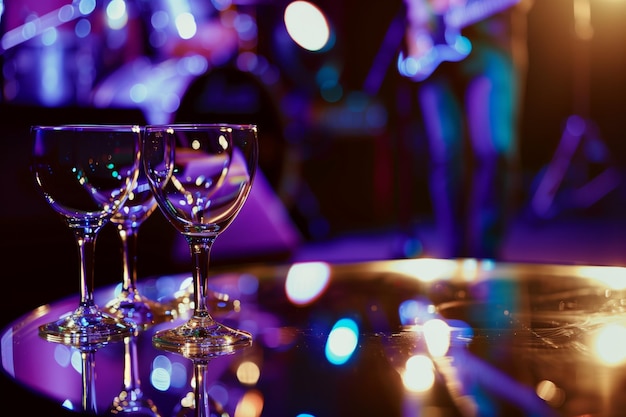 Elegantes gafas en una mesa que reflejan las luces del escenario de las bandas