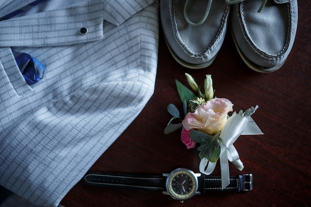 Elegantes herren-set mit stilvollen bräutigam-accessoires für den hochzeitstag. klassische herrenschuhe