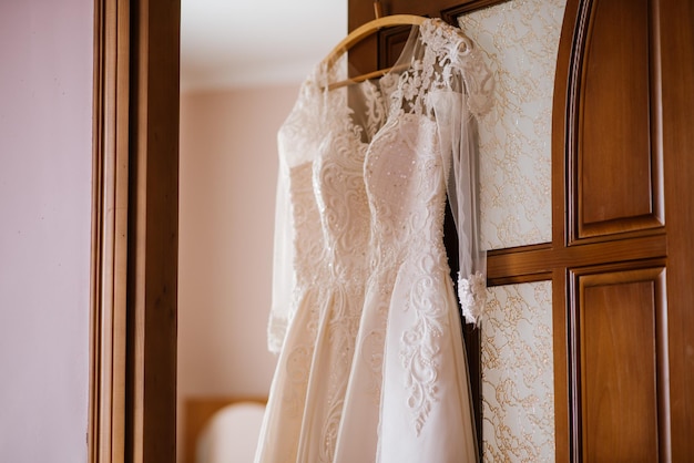 Elegantes Hochzeitskleid am Morgen im Zimmer