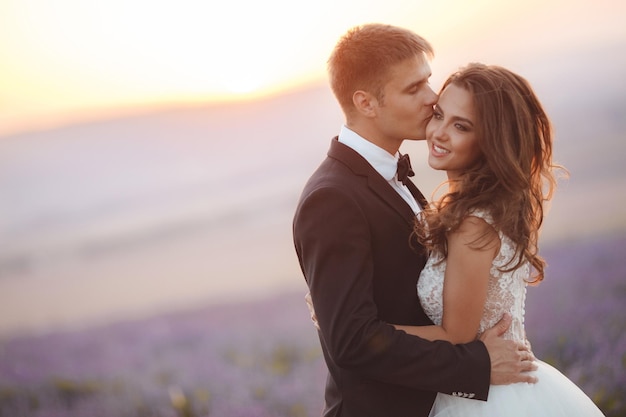 elegantes hochzeitspaar im lavendelfeld