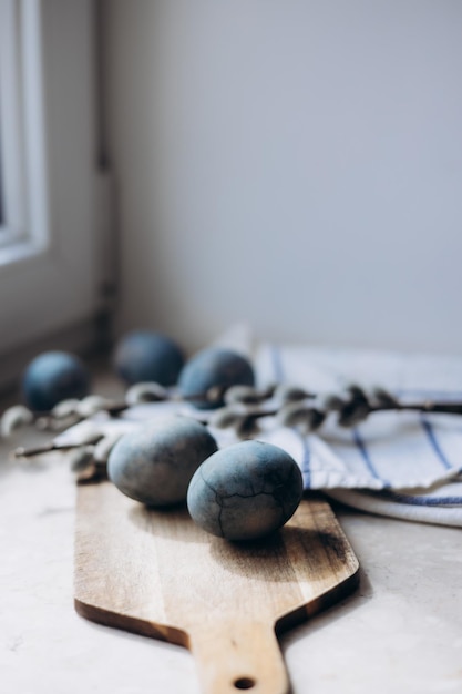 Elegantes huevos de Pascua de primavera en un estilo minimalista Colores y fondos de tendencia para Pascua 2023