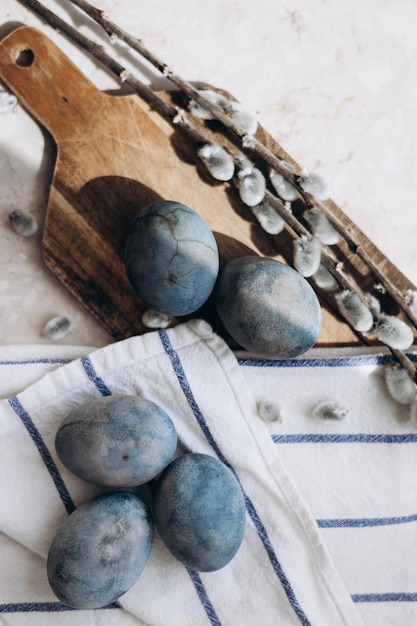 Elegantes huevos de Pascua de primavera en un estilo minimalista Colores y fondos de tendencia para Pascua 2023