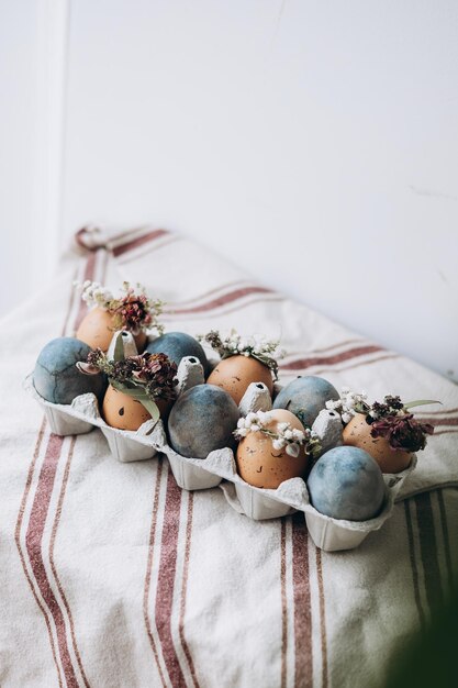 Elegantes huevos de Pascua de primavera en un estilo minimalista Colores y fondos de tendencia para Pascua 2023