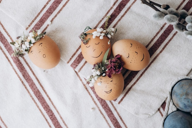 Elegantes huevos de Pascua de primavera en un estilo minimalista Colores y fondos de tendencia para Pascua 2023