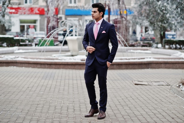 Elegantes indisches Macho-Modell auf Anzug und rosa Krawatte posierte am Wintertag