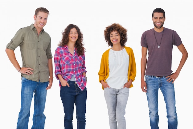 Foto elegantes jóvenes amigos sonriendo