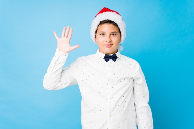 Elegantes Kind, das einen Sankt-Hut an einem Weihnachtstag trägt