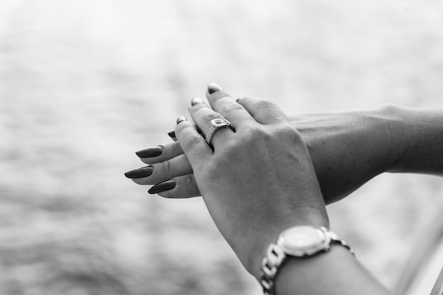 Elegantes manos femeninas con manicura roja.