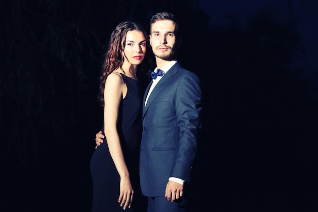 Elegantes Paar auf dunklem Hintergrund