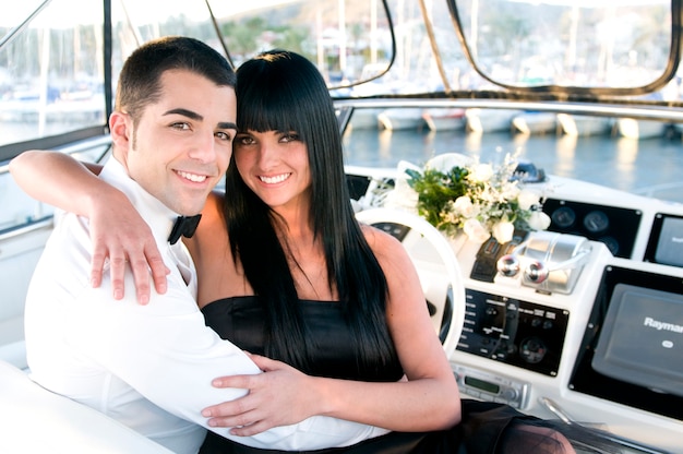 Elegantes Paar in einer Yacht