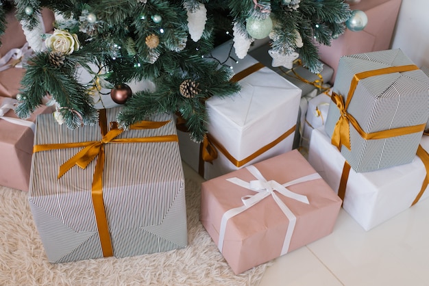 Elegantes regalos de Navidad debajo del árbol
