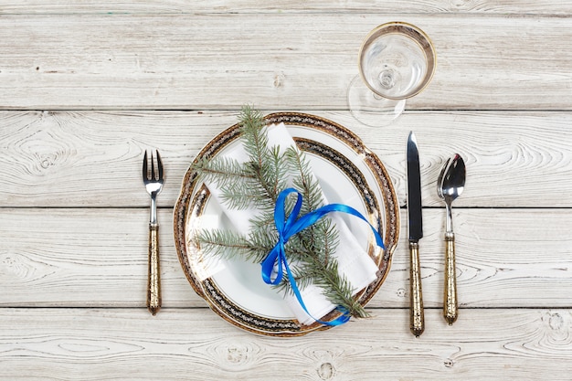 Elegantes rustikales Weihnachtsgedeck von oben