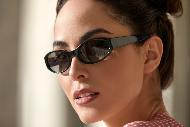 Elegantes schickes weibliches Modell in Mode-Sonnenbrille Closeup Portrait