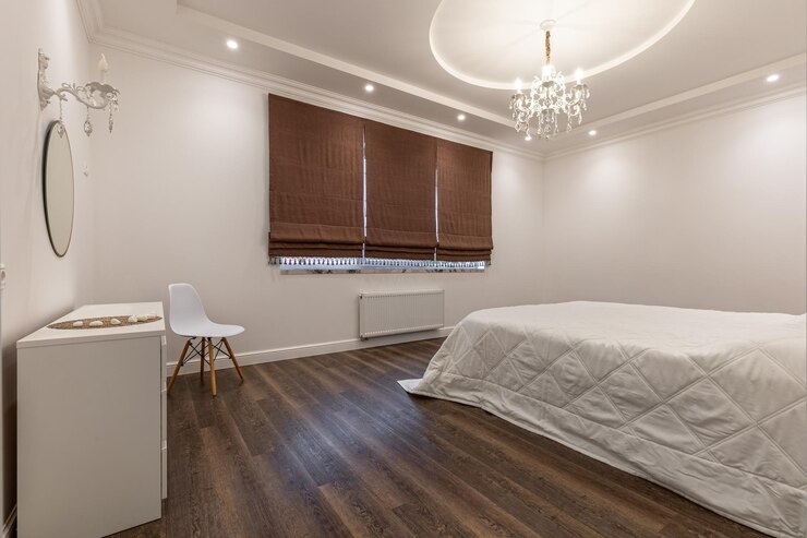 Foto elegantes schlafzimmer mit kronleuchter und braunen jalousien