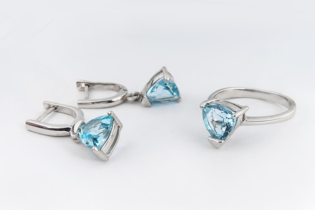 Elegantes Schmuckset aus Weißgold-Ringkette und Ohrringen mit Diamanten Silbernes Schmuckset mit Edelsteinen Produkt-Stillleben-Konzept