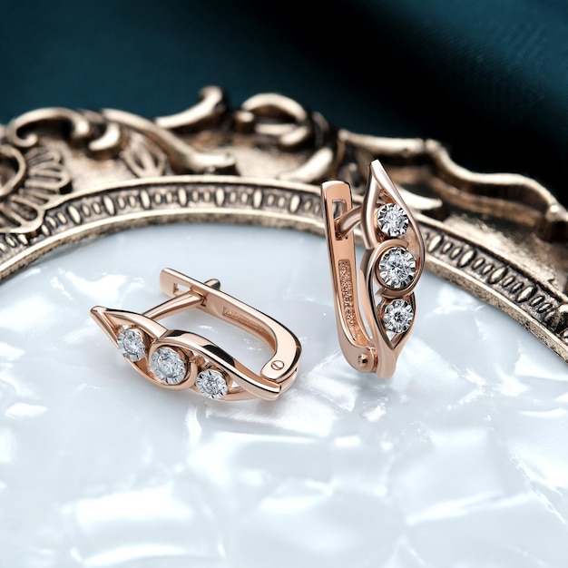 Elegantes Schmuckset Schmucksatz mit Edelsteinen Schmuckaccessoires Collage Produkt Stillleben Konzept Ring Halskette und Ohrringe