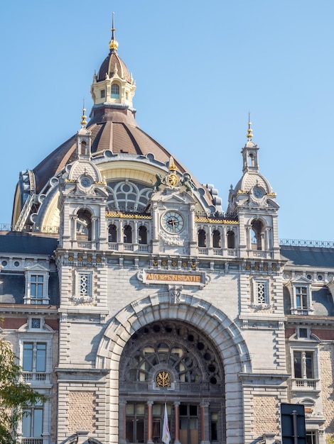 Elegantes, schönes Design vor dem Bahnhof Antwerpen in Belgien unter blauem Himmel