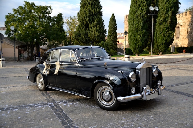 Elegantes und klassisches schwarzes Auto für die Hochzeit