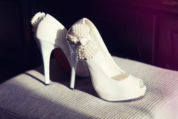 elegantes zapatos blancos para mujer