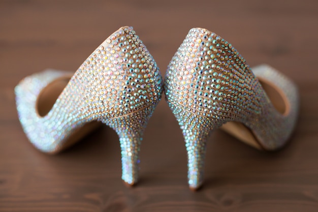 Elegantes zapatos de boda con pedrería de colores.