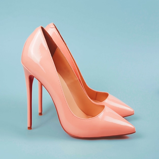 Zapatos de mujer beige con suela roja aislado sobre fondo blanco. vista  superior. ilustración de renderizado 3d.