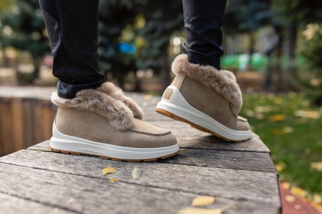 Elegantes zapatos de otoño invierno beige de moda con piel suave y pedrería en los adoquines grises