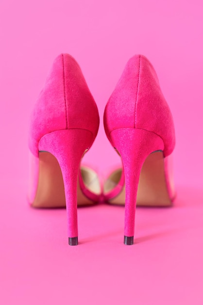 elegantes zapatos de tacón rosa sobre fondo rosa