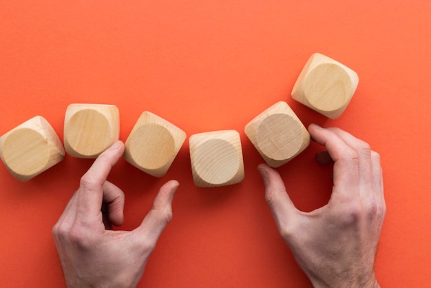Elegir a mano un bloque de madera de un concepto de elección de negocio establecido