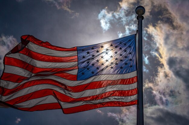 Foto eleição americana e conceito de voto bandeira dos eua agitando bandeira americana no céu escuro dramático bandeira dos estados unidos grunge