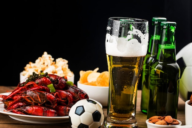 Eleição de comida de festa para assistir campeonato de futebolLagosta e cerveja