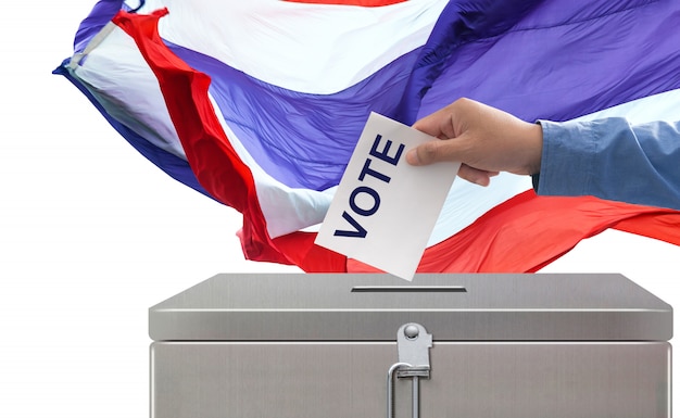 Eleições na tailândia, mão colocando voto eleições de papel e conceito de democracia