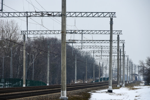 Elektrifizierte Eisenbahn im Haltepunkt der Stadt