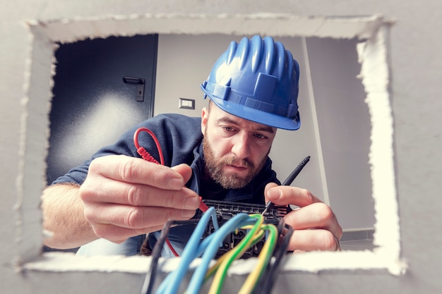 Elektriker bei der Arbeit